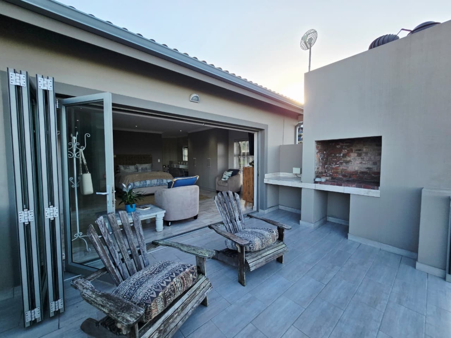 6 Bedroom Property for Sale in Glentana Western Cape